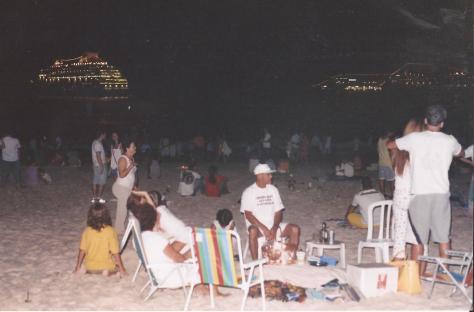 NYEve beach people